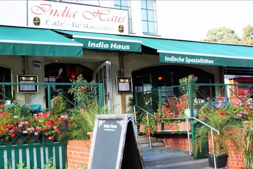 Eine Terrasse für die warmen Jahreszeiten im India Haus am Wannsee.